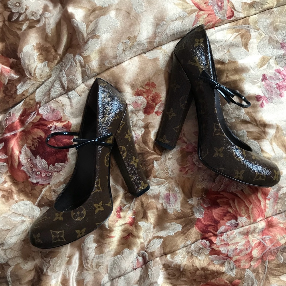 LOUIS VUITTON AUTHENTIC MONOGRAM PUMPS!!!!!